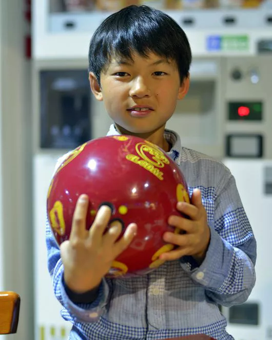 初めてのボウリングmyボール たっくん編 Nageyo ナゲヨ 打てる気がするボウリング Webマガジン 初めてのボウリングmyボール たっくん編 Nageyo ナゲヨ 打てる気がするボウリング Webマガジン